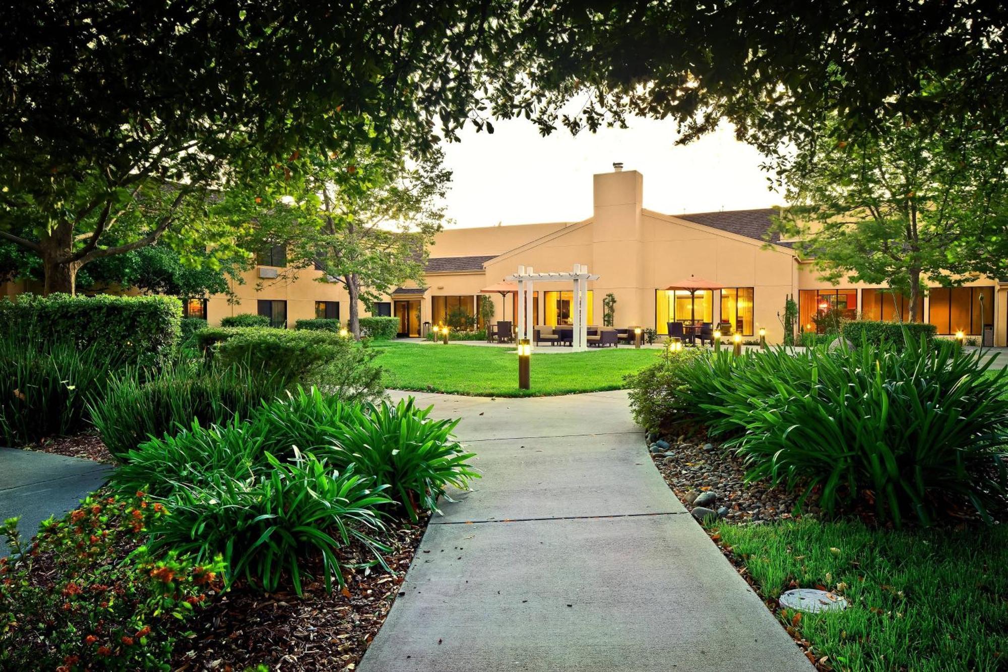 Courtyard By Marriott Vacaville Bagian luar foto